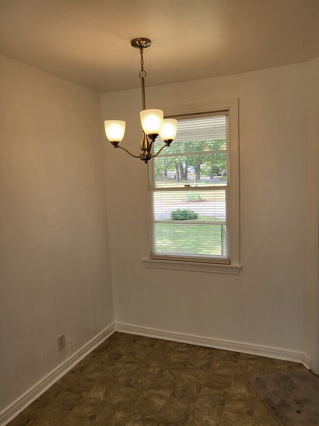 Dining area - 920 Parklane St NW