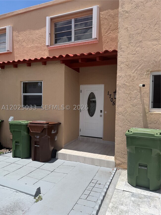 Building Photo - 1705 W 57th St