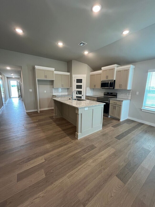 Foto del edificio - BRAND NEW DUPLEX!