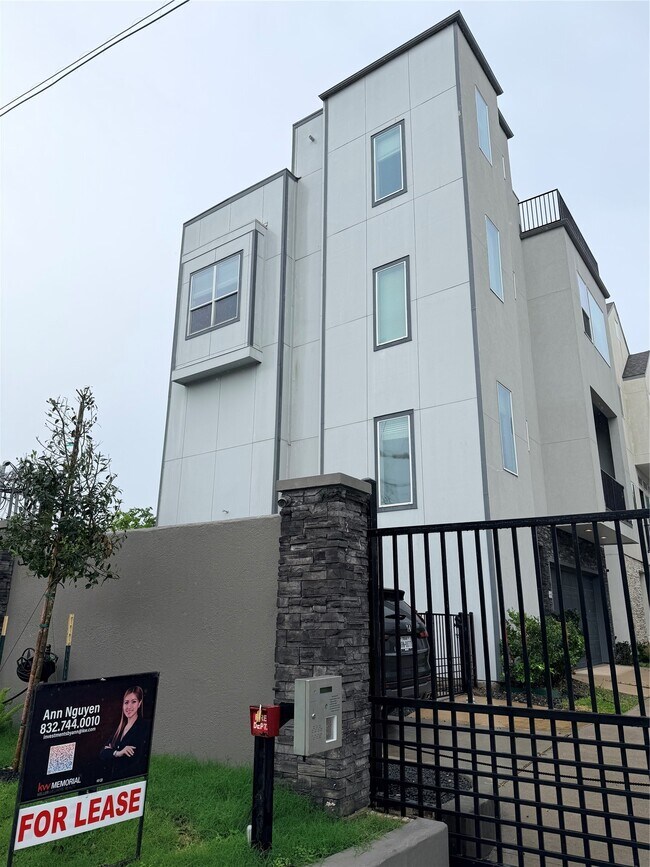 Foto del edificio - 8409 Hempstead Rd