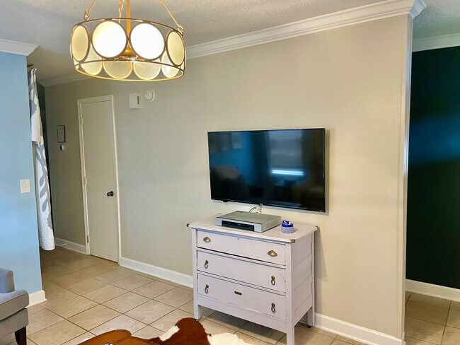 Foto del edificio - 2 Bedroom, 2.5 Bath, Fully Furnished Walking Distance to Campus