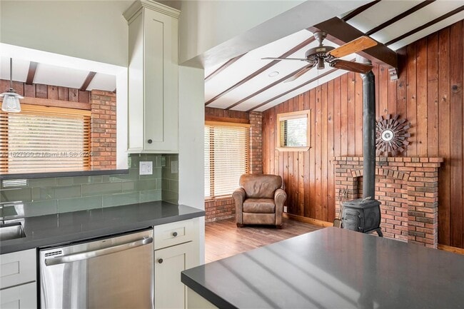 Building Photo - 9100 SW 81st Ave