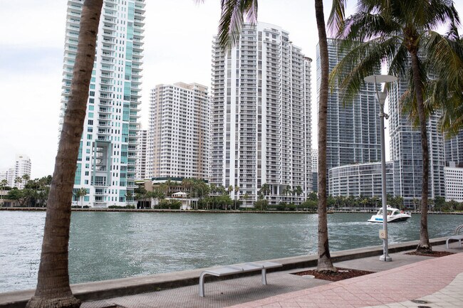 Foto del edificio - 325 S Biscayne Blvd