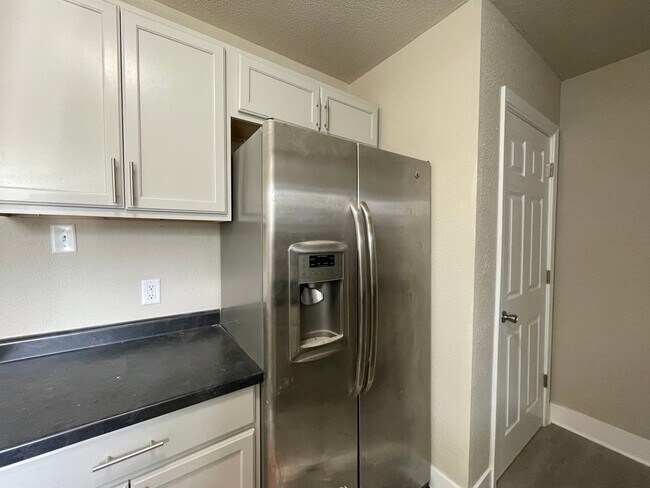 Building Photo - 2 Bedroom Home In Gary