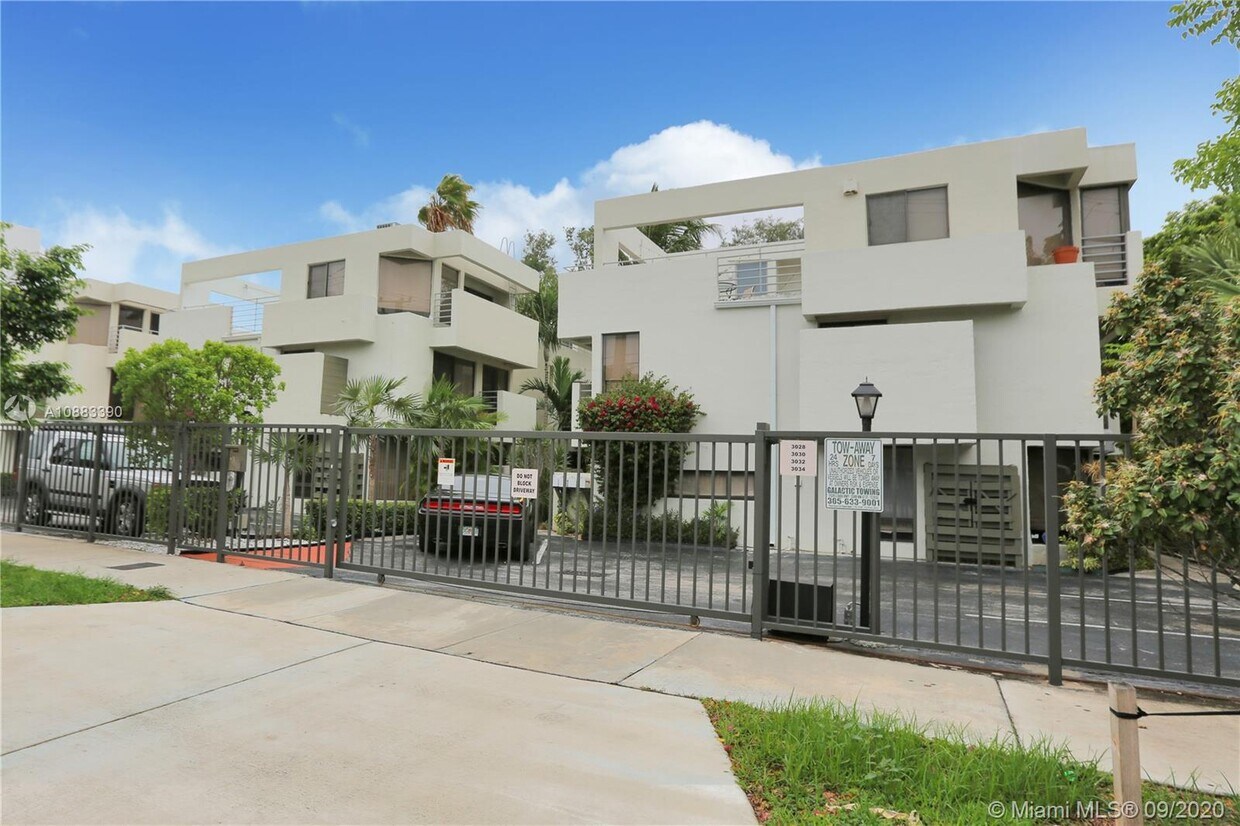 Foto principal - 3034 SW 27th Ave