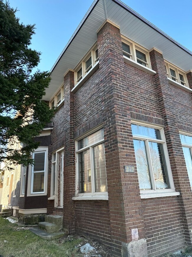 Building Photo - Rush St Townhouse