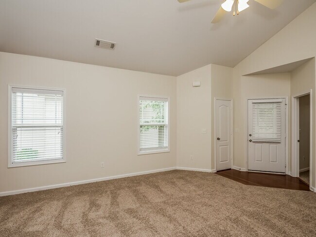 Foto del edificio - 92 Majestic Dr