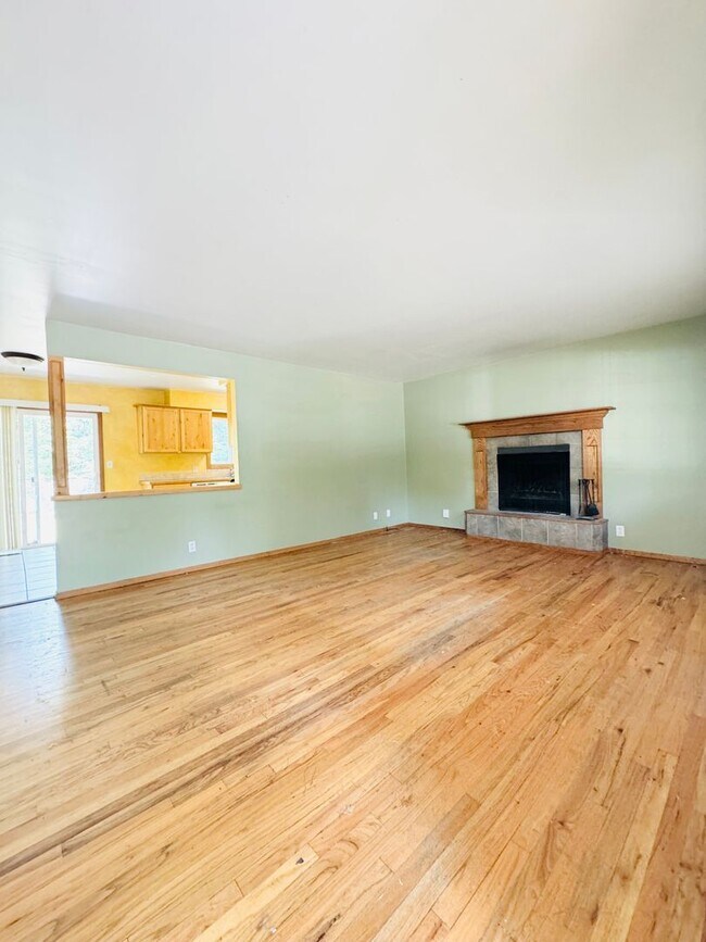 Building Photo - 3 Bed/1 Bath Home Near CSU!