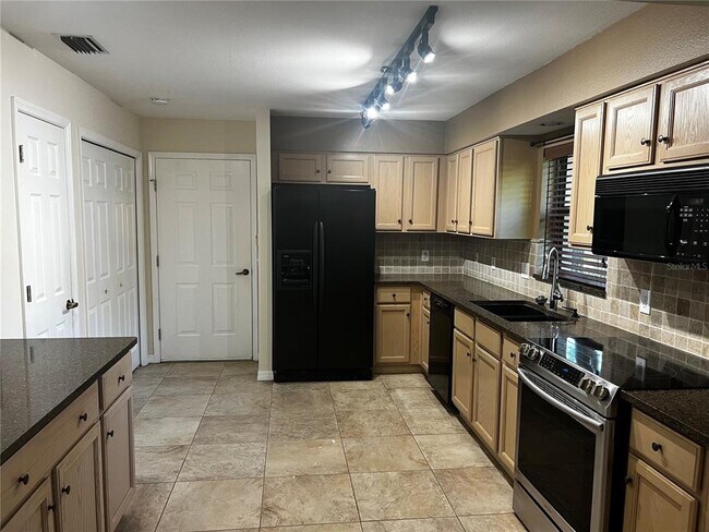 Building Photo - 17569 Fairmeadow Dr