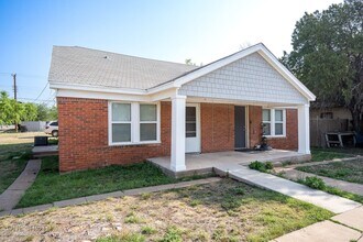 Building Photo - 2744 Russell Ave