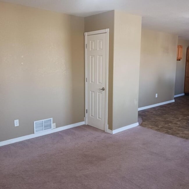 Building Photo - 2316 Lake Helena Dr