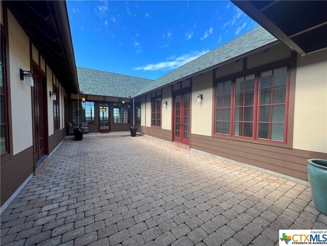 Building Photo - 2583 Summit Dr