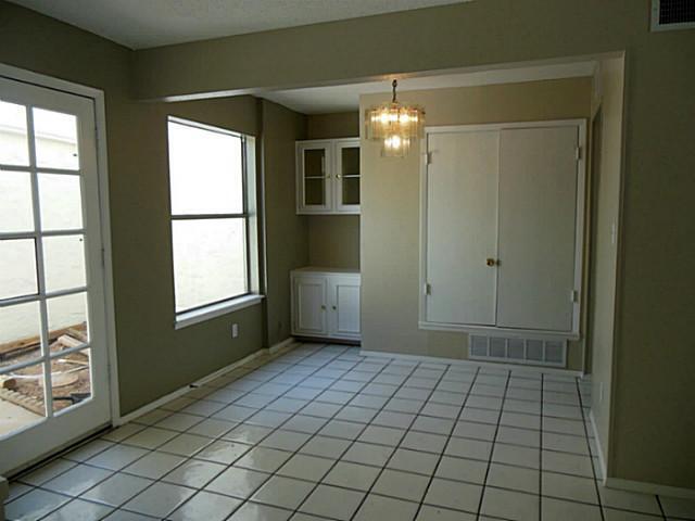 Building Photo - Sweet 2 Bedroom Townhouse!