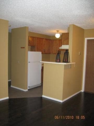 Building Photo - 2 Bed 1 Bath Unit in Calgary, AB