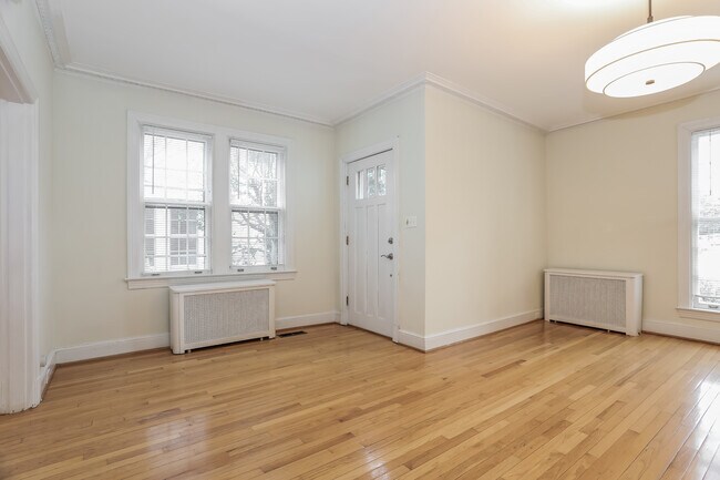 Foto del edificio - 2927 Cathedral Ave NW