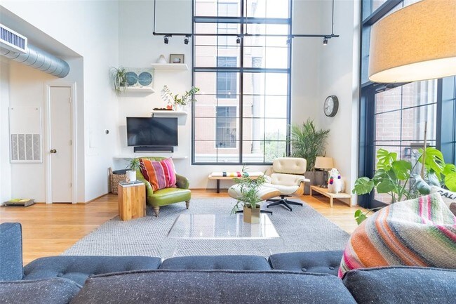 Foto del edificio - 1025 S Shepherd Dr