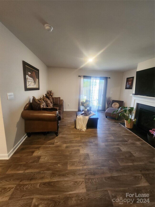 Building Photo - 2123 Redstone Dr