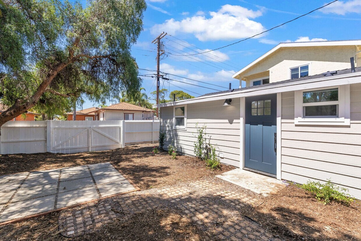 323 S Ditmar St Unit 323-B, Oceanside, CA 92054 - Room for Rent in