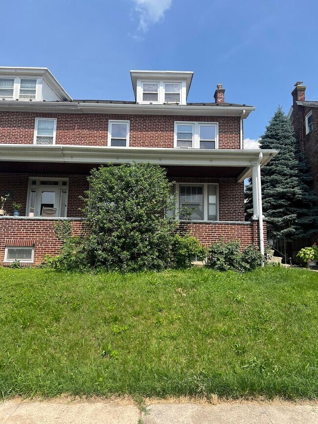 Building Photo - Large 4 Bedroom House