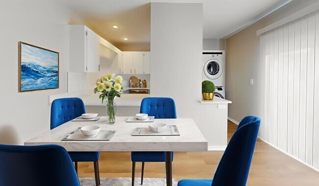 Foto del edificio - Renovated 2x2.5 Townhome with Full Size W&D