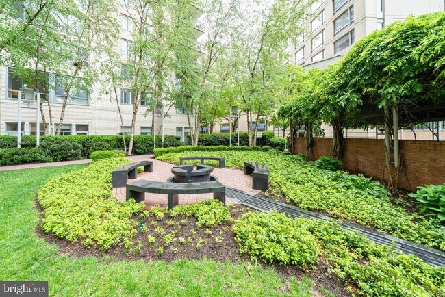 Foto del edificio - 851 N Glebe Rd