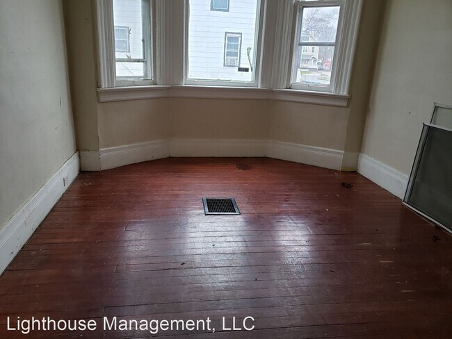 Foto del edificio - 6 br, 2 bath House - 120 Strong St.