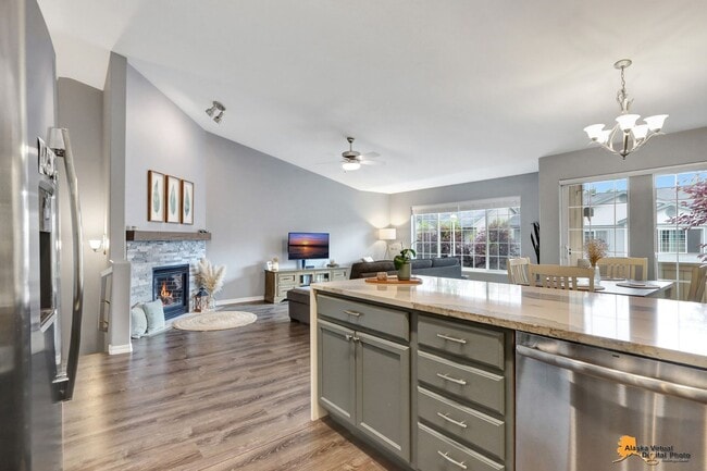 Stunning 3 Bedroom Home in East Anchorage with Garage - Stunning 3 Bedroom Home in East Anchorage with Garage