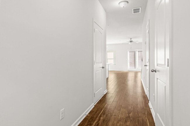 Building Photo - 3 Bedroom Townhome in Jonesboro!