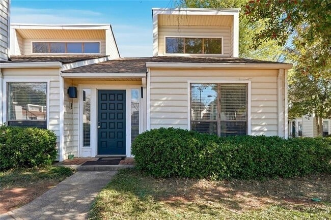 Building Photo - 813 Serramonte Dr