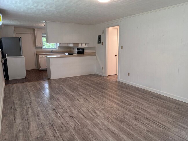 Building Photo - For Rent – $1,100/month | 2 Bed | 1 Bath