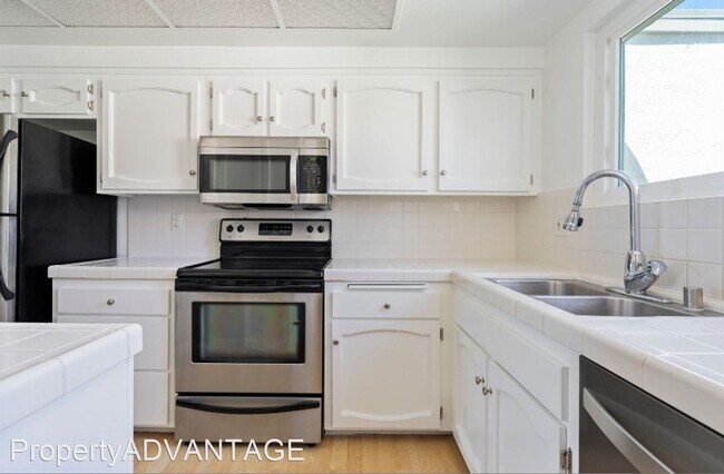 Building Photo - 2 br, 1 bath House - 902 Caminito Madrigal...