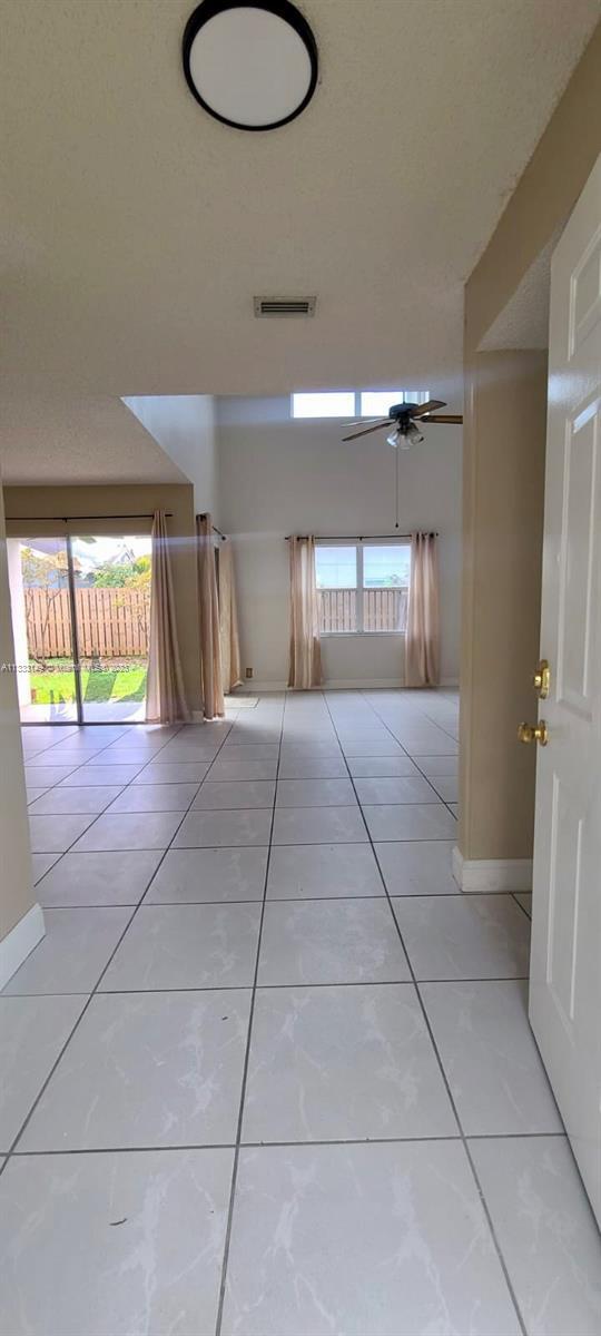 Foto del edificio - 251 E Riverbend Dr