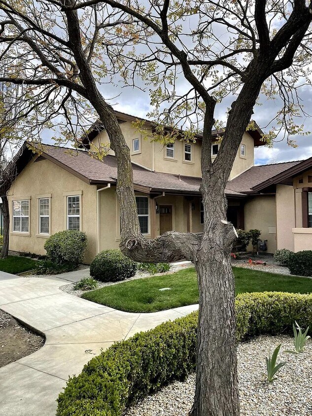 Foto principal - Charming 3 Bed / 3 Bath Craftsman Home in ...