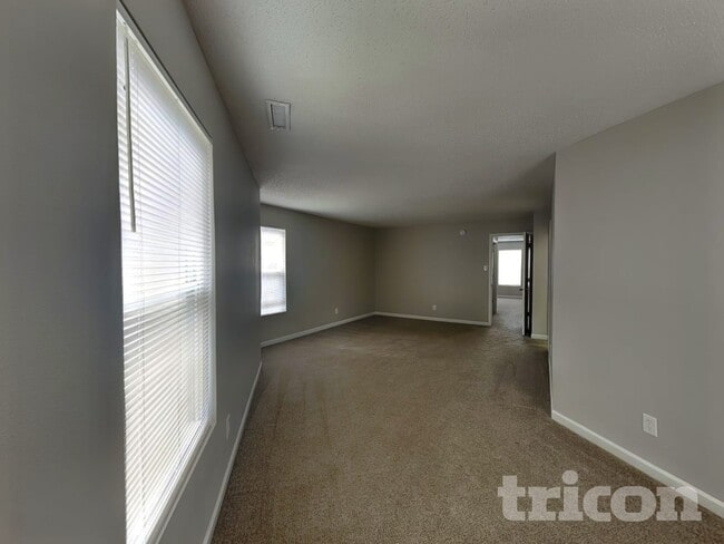 Building Photo - 6210 Robur Ct