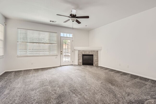 Foto del edificio - Evolve Real Estate: Spacious 2 Bedroom + L...