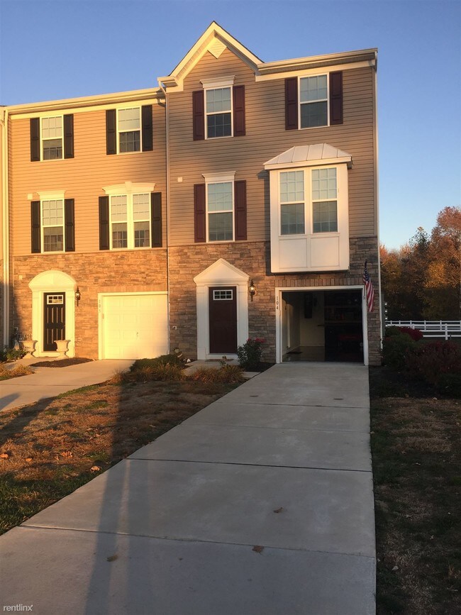 3 br, 2.5 bath Townhome 104 Emerson Court Townhouse for Rent in