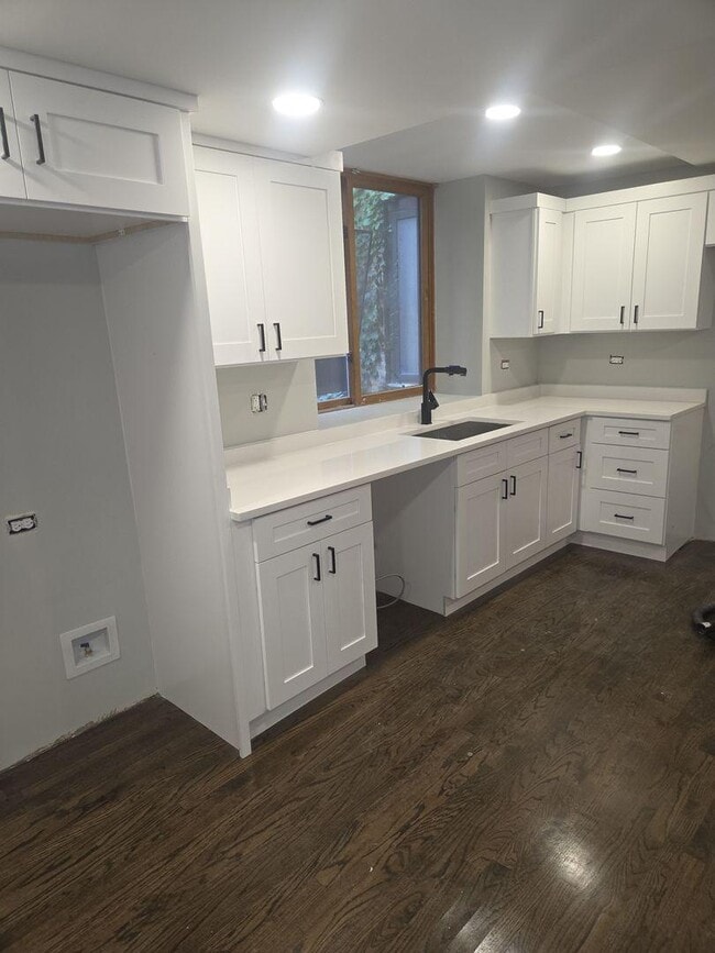 Building Photo - 3 bedroom in Chicago IL 60647