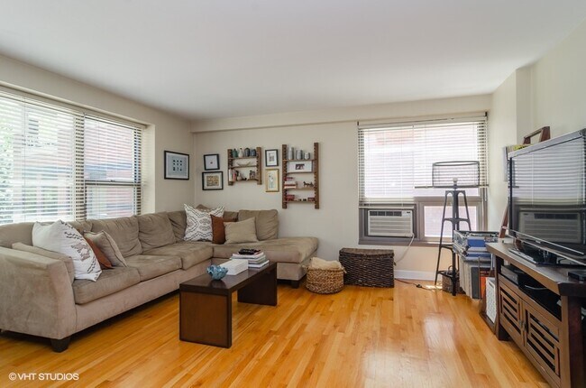 Foto del edificio - 2970 N Lake Shore Dr