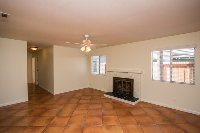 Building Photo - 4 bedroom, 3 bathroom located in Fire Moun...