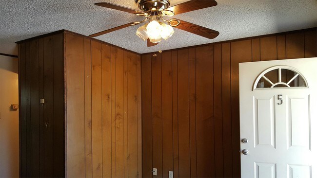 Foto del edificio - 915 N Harmony Rd