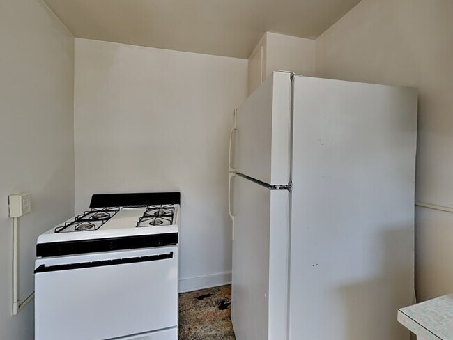 Building Photo - 33 E Chalmers St