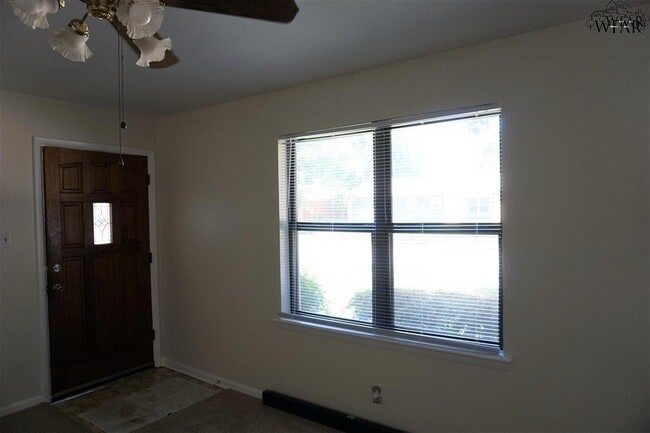Building Photo - 5040 Lindale Dr