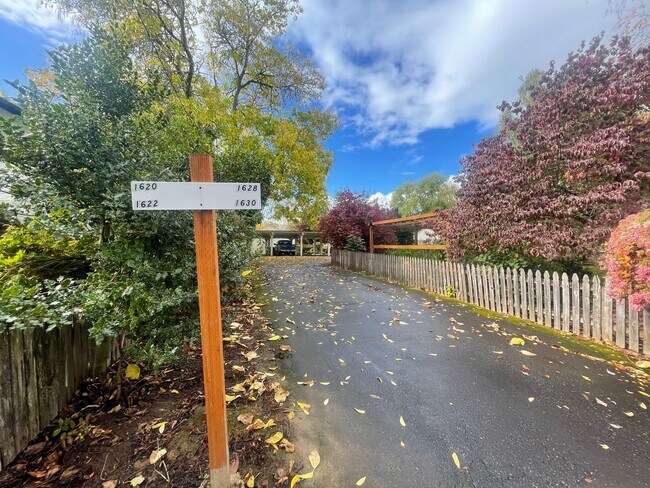 Foto del edificio - Charming Forest Grove 2BR Home – Great Wal...