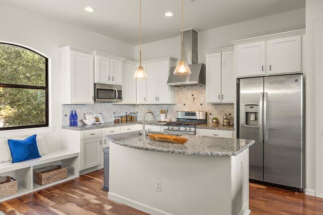 Building Photo - 13803 Lakeview Dr