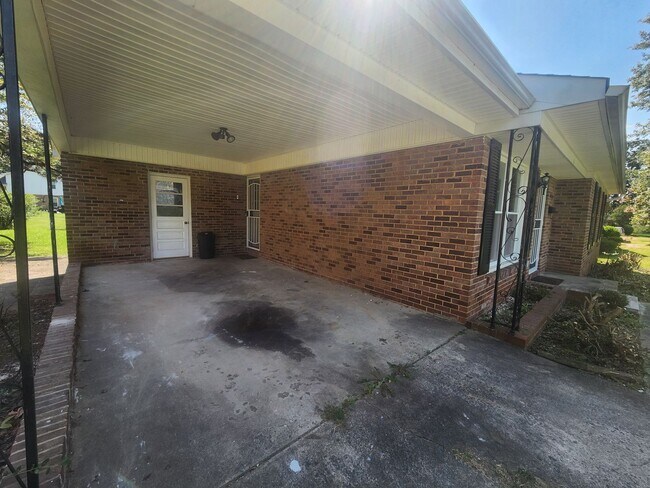 Building Photo - Three bedroom home near Winston Lake
