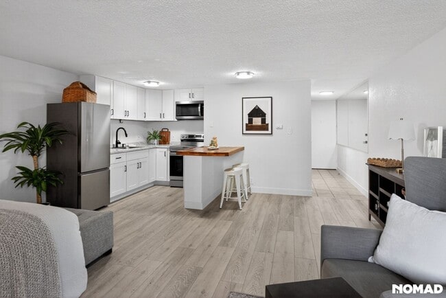 Building Photo - 2500 S York St