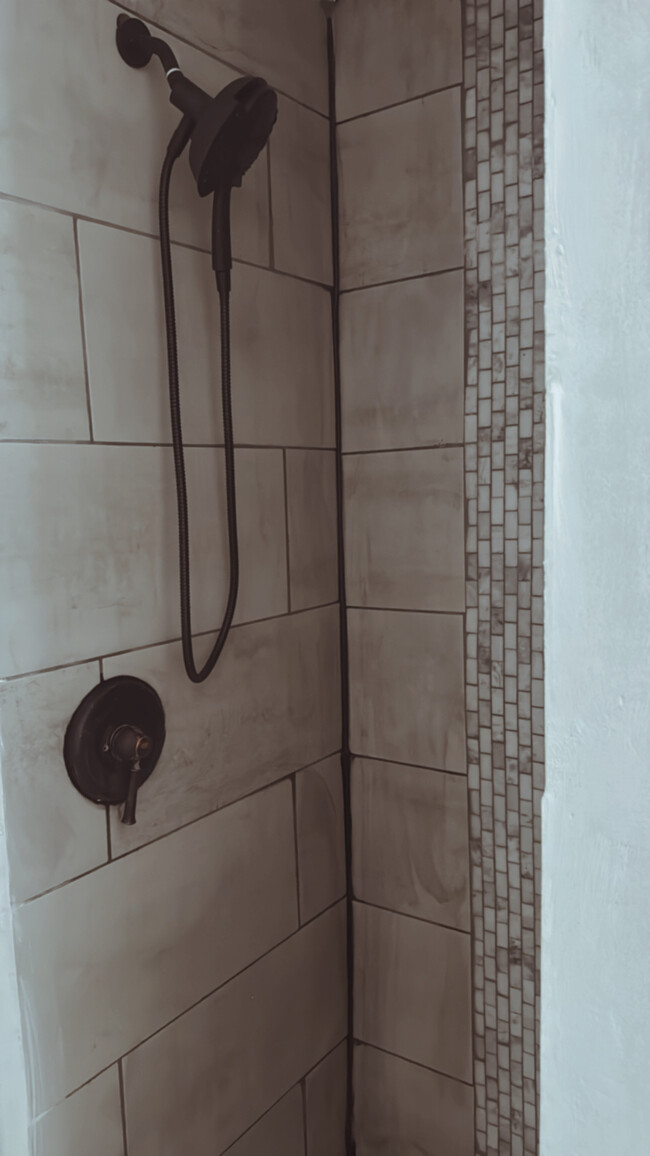 Stand up shower - 5120 W Courtland Ave
