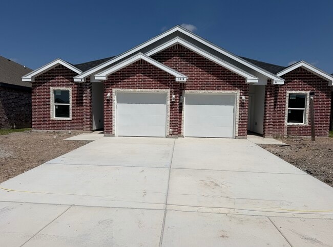 Building Photo - 1018 Escondido Ln E