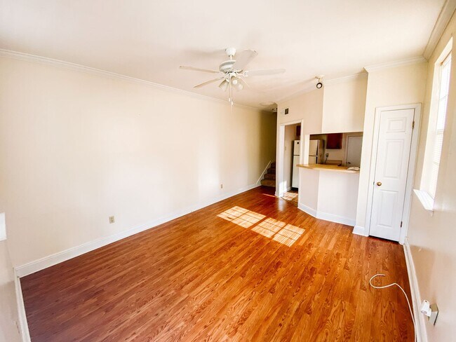 Building Photo - Centrally Located Condo!! Near Magazine St...