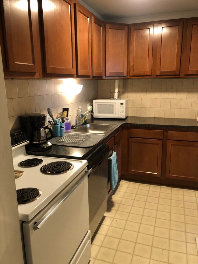 Kitchen - 820 Fuller St